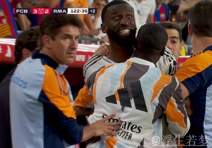 吕迪格因抛掷瓶子被红牌罚下，染红后试图冲向裁判被拦下